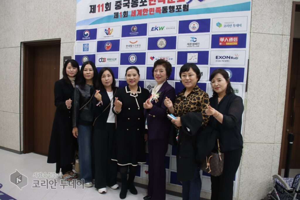 [코리안투데이] 사진: 김미정총회장과 세게한민족 동행포럼에 참여한 각계 대표들의 기념 쵤영 © 박수진 기자