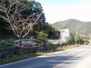 석면 함유 슬레이트 노출된 채 무단방치…