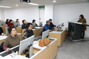 인공지능시대 따라가는 경로당 어르신들