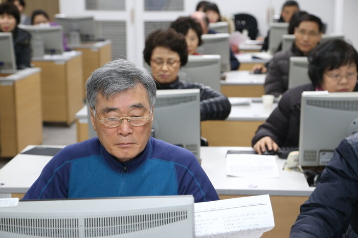 인공지능시대 따라가는 경로당 어르신들