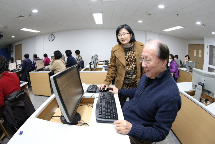 인공지능시대 따라가는 경로당 어르신들