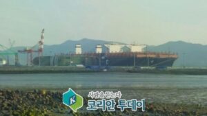 [포토] 세월호 참사 1천135일 목포대교에서 바라본 세월호