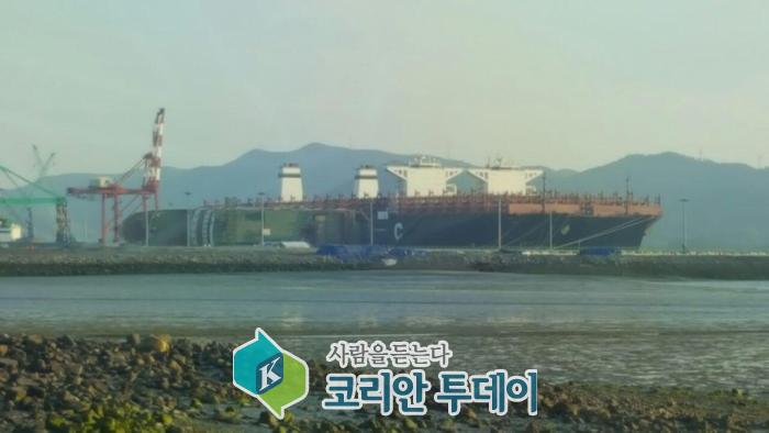 [포토] 세월호 참사 1천135일 목포대교에서 바라본 세월호