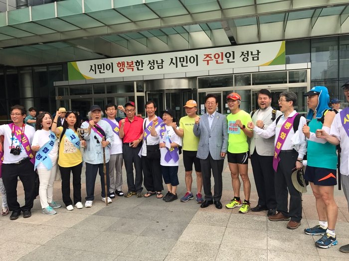 평화마라톤 강명구 선수와 시민사회단체 회원들 대장정 최종 코스 출발