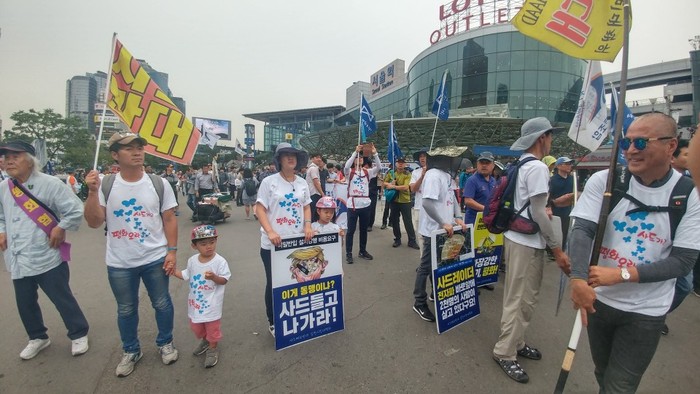 평화협정 촉구 마라톤 국토종단팀 서울역 통과, 최종 종착지인 서울시청광장으로