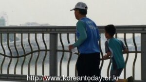평화평정을 향해 달리는 사람들, 잠수교 통과
