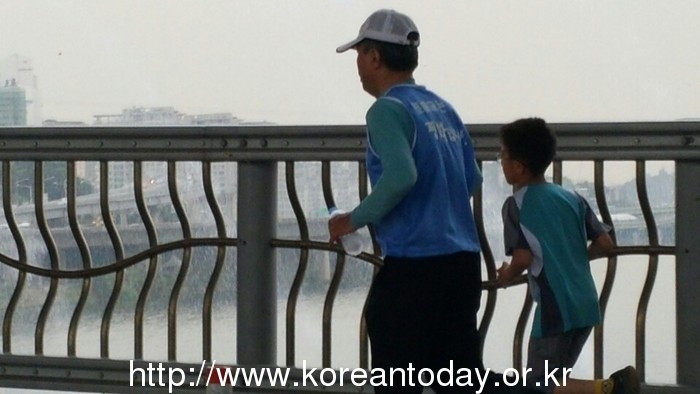 평화평정을 향해 달리는 사람들, 잠수교 통과
