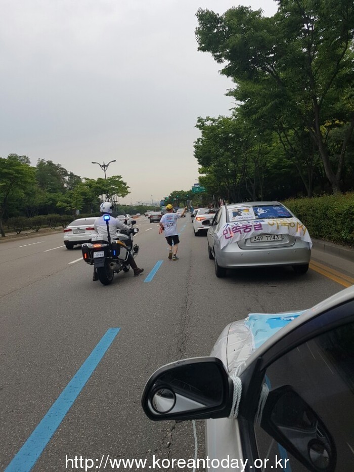 평화평정을 향해 달리는 사람들, 잠수교 통과