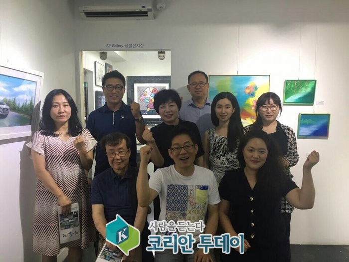 일반인 미술 애호가와 전문 창작 예술가의 소모임인 ‘멋, 삶과 창작미술’에서 처녀 전시회를 열었다.