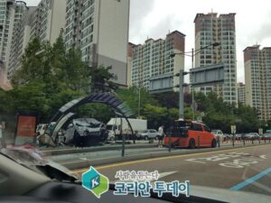 버스정류소에 차랑 한대가 돌진하는 아찔한 사고 발생