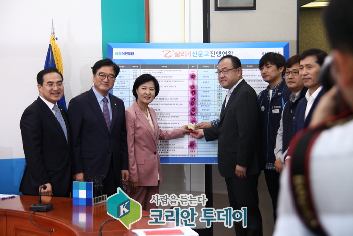 더민주당, 희망연대노조 딜라이브지부 상생 꽃달기