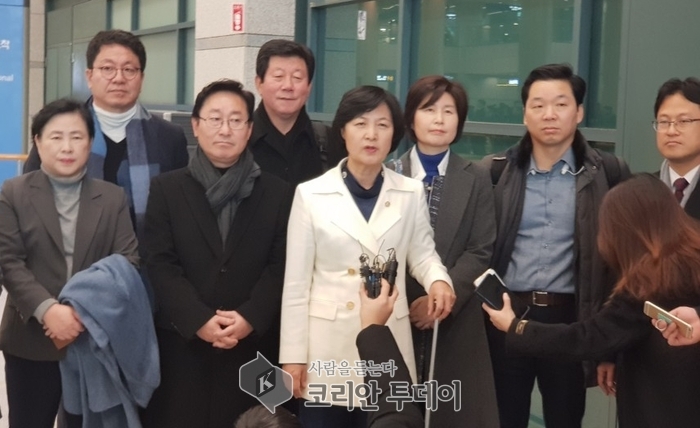 추미애 “러시아 방문 마치고 귀국…평화적 방법으로 평화 달성”