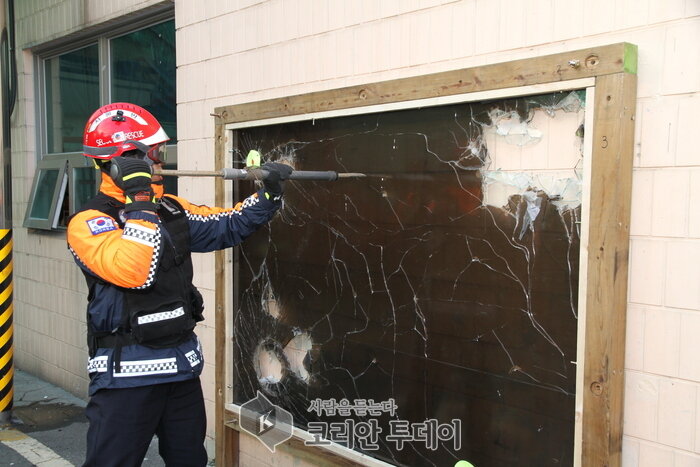 서울중부소방서, 고층건축물 외장재(유리)파괴 훈련실시