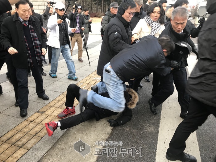대한 애국당원 국회앞 시위…국회 해산하라…!!