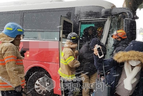 제주도 나흘째 폭설 … 버스 가로수 들이받아 9명 경상