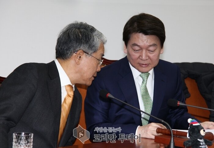국민의당 안철수대표와 김동철 원내대표가 귀속말을 하고 있다.