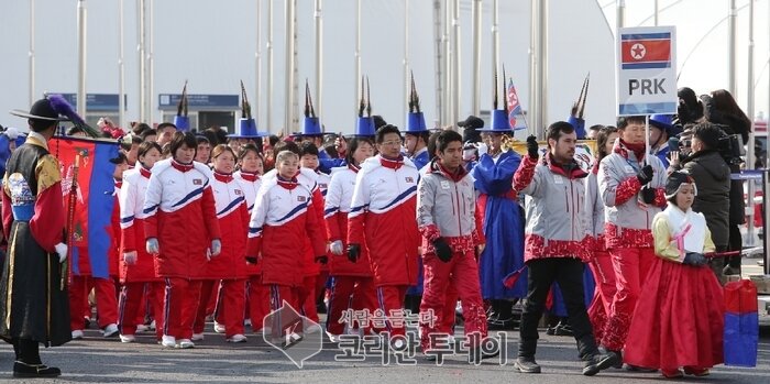 [평창 올림픽] 북한 선수단 강릉선수촌 입촌식 … 응원단 첫 공연 일정 시작