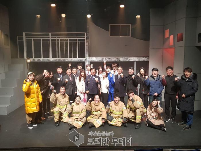 소방관 애환과 숙직 다룬 연극 골든타임 배우들, 소방인들로부터 감사패 받고 감격