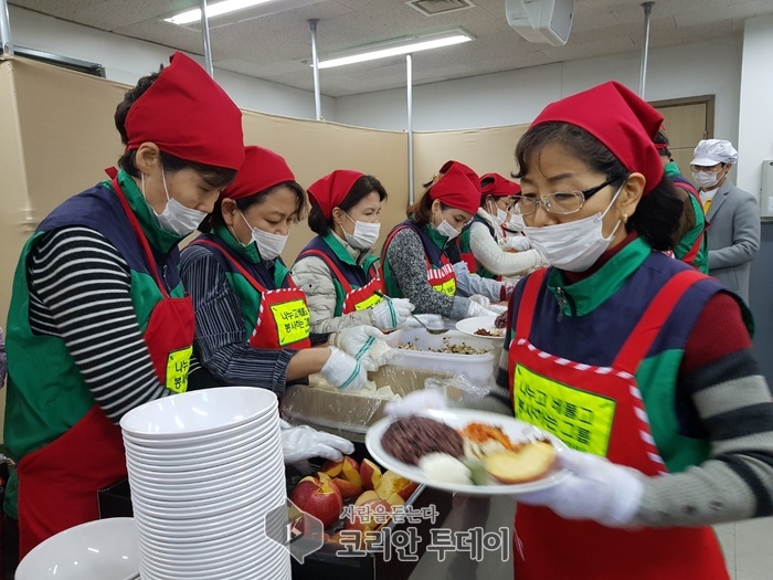 나누고 베풀고 회원..서울역 무료급식소 ”따스한 채움터”사활동 펼쳤