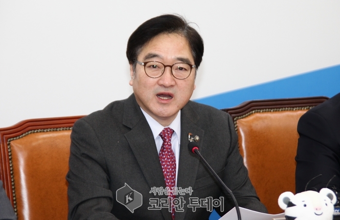 우원식 ‘한국당,개헌안 당론 내놓으라 압박’