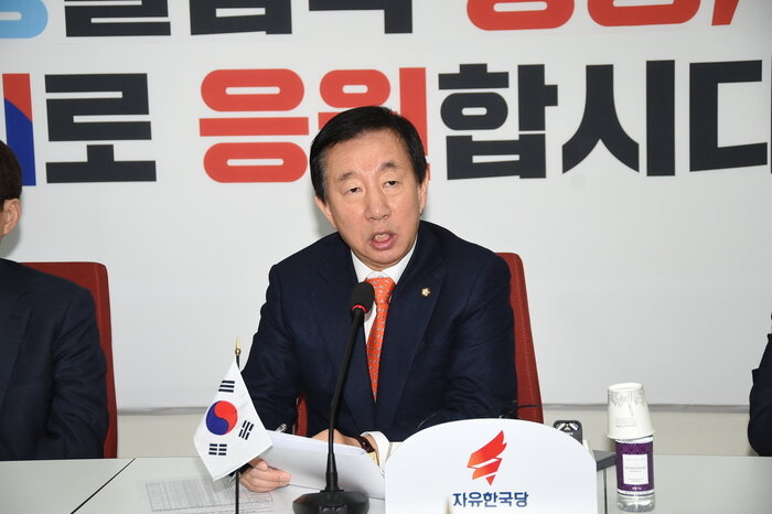 한국당 “김영철, 우리 땅 밟는 즉시 긴급체포해야”