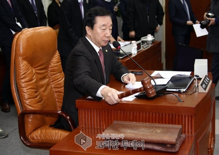 ‘청와대 임 비서실장 출석’ 문제, 또 국회 운영위 파행