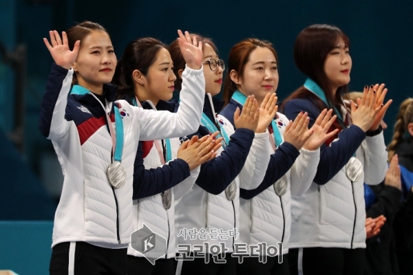 신세계그룹, 컬링 국가대표팀에 2억4000만원 전달