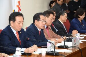 `이명박 구속영장` 청구에 정치권 “인과응보” vs “정치보복” 대립