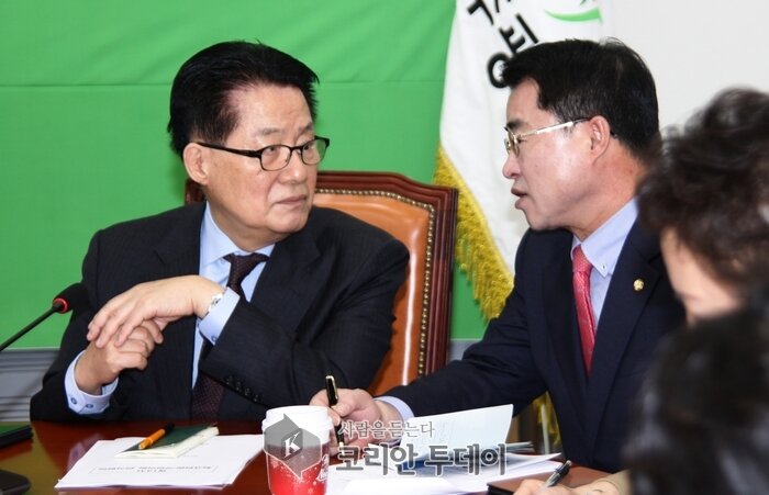 최고위,국회의원 연석회의 에서 대화하는 박지원,최경환의원