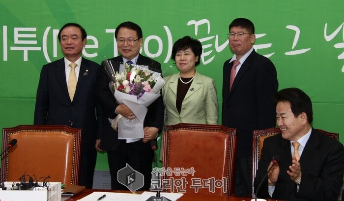 정헌율 익산시장에게 지역위원장 임명장 전달