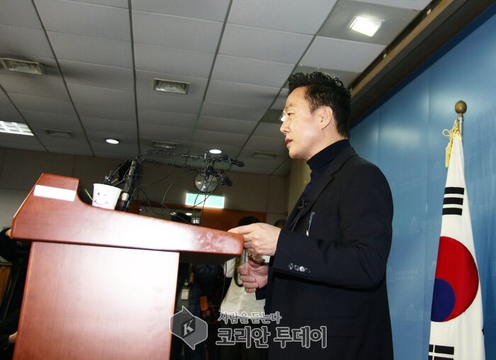 정봉주 ‘성추행 의혹 프레시안 보도 반박…사진증거 공개