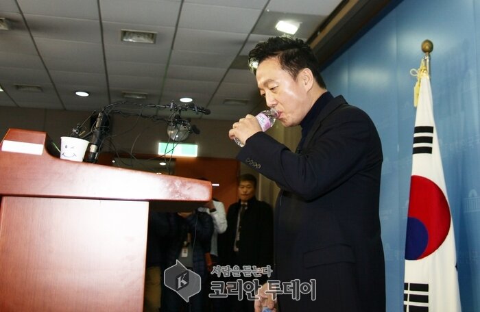 정봉주 ‘성추행 의혹 프레시안 보도 반박…사진증거 공개