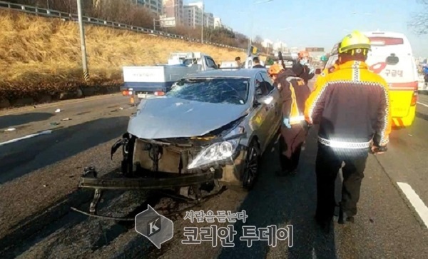 올림픽대로서 택시가 정차 중인 트럭 들이받아 … 승객 1명 사망