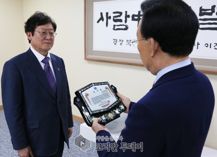 김관용 경북도지사 “한국소방복지재단 감사패 전달”