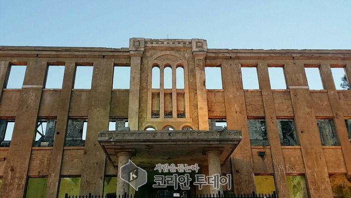 ‘평화·공존·통일’의 춤사위를 연상케 하는 옛 북한 노동당사