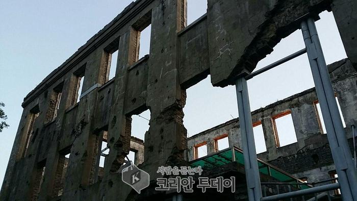 ‘평화·공존·통일’의 춤사위를 연상케 하는 옛 북한 노동당사