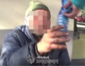 돈 벌기 위해 노숙자에게 ‘치약 과자’ 줘