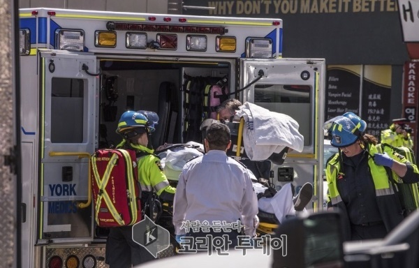 ‘대낮 참극’ 토론토서 승합차 돌진해 10명 사망 … 테러 가능성