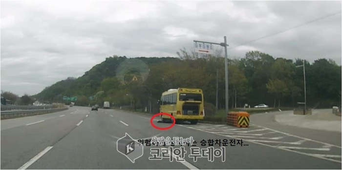 자동차 전용도로 갓길에서 후방 안전장치 없이 정비하는 운전자