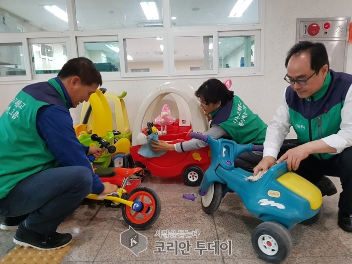 나누고 베풀고 봉사하는 그룹회원들이 어린이날 앞두고 보육원 방문 선물 전달
