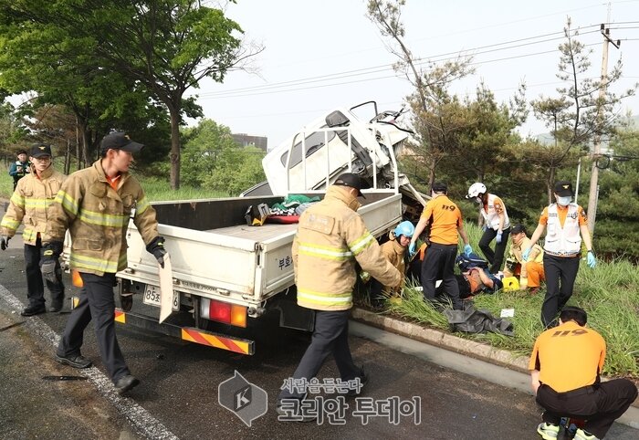 차량 운행중 운전자 떨어진 물건 줍다 교통사고 발생