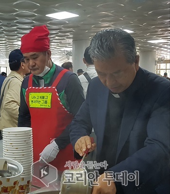 “1004 품바축제” (주)투월드유나이트 봉사단 사랑의 나룸 펼쳐