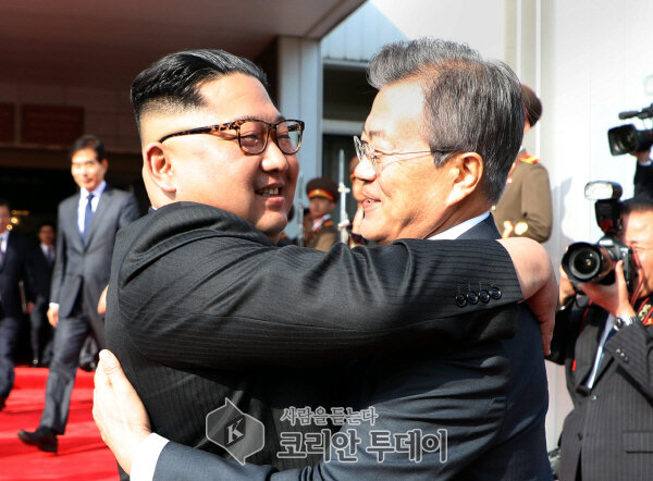 [2차 남북정상회담] 문대통령 “김정은, 완전한 비핵화 의지 확고”