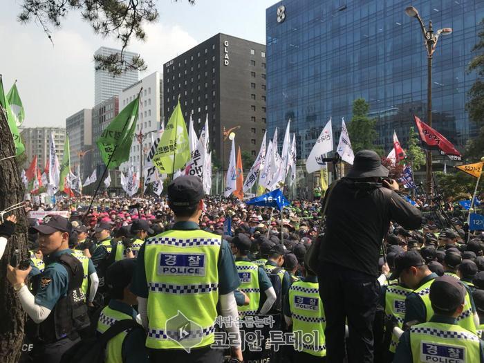 최저임금 삭감 통과 한것에 항의 하는 성난 민주노총 집회 중