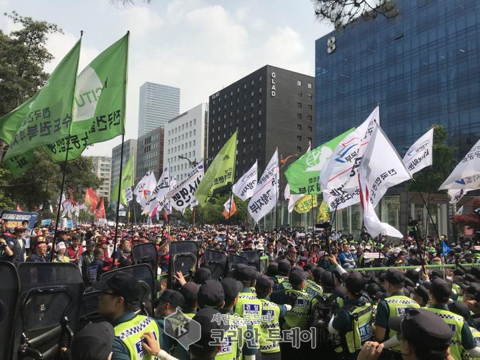 최저임금 삭감 통과 한것에 항의 하는 성난 민주노총 집회 중