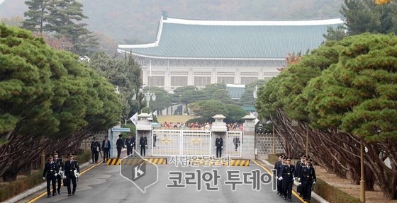 전 청와대 경호과장 “함바식당 운영권 주겠다.”7억원대 사기