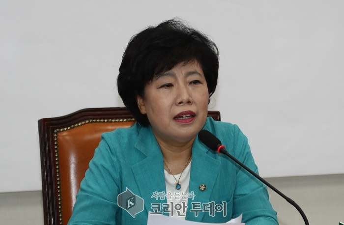 대통령의 국정 지지율이 6주째 하락….경제정책 방향 근본적으로 바꿀 것