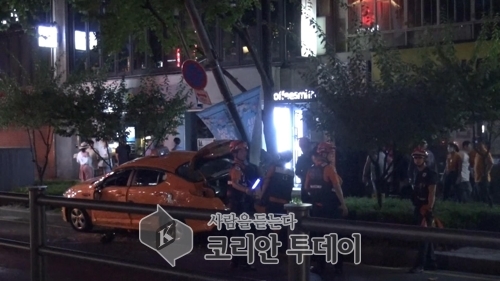 서울 종로서 그랜저 승용차가 택시받고 뺑소니·가로등 파손