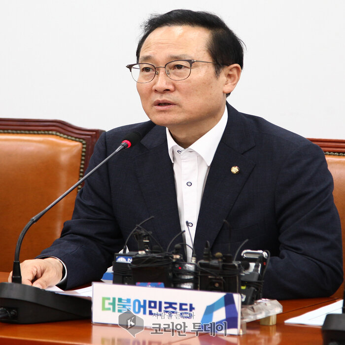 홍영표, 문재인 대통령과 여야 5당 원내대표 오찬 ‘어렵게 찾아온 천재일우의 기회’