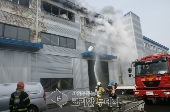 인천 남동공단 화재 “15명 사상” 현장 내부서 위험물질 166ℓ 확인